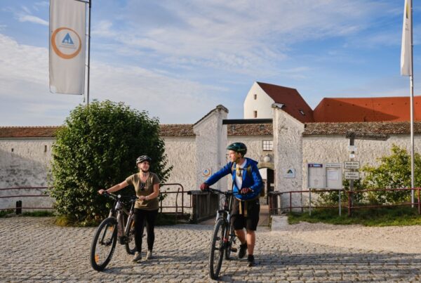 Bild von zwei Radfahrern vor der Burg Wildenstein