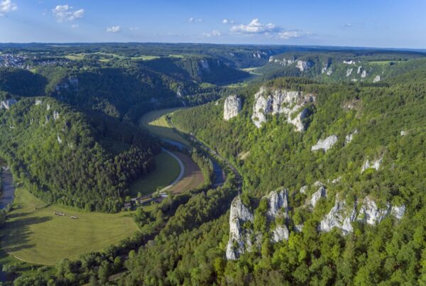 Bild mit Blick von oben auf mehrere Felsen, Hügel und Felder im Donaubergland
