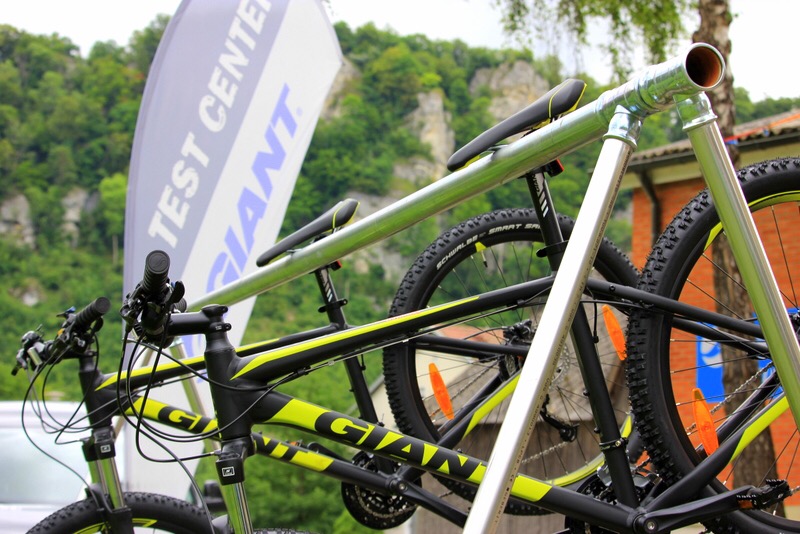 Bild von zwei Fahrrädern, die an einem Gestell aufgehängt sind