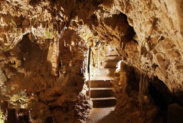 Bild von Kolbinger Höhle von Innen mit Treppe und Geländer