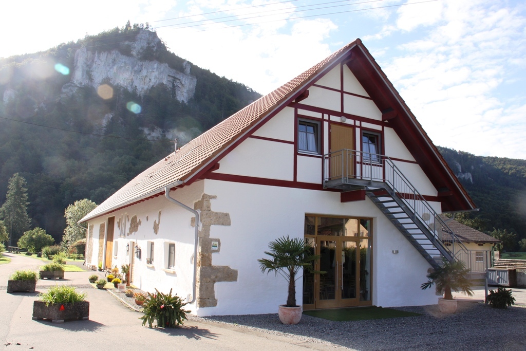 Bild vom Gebäude Talhof in Beuron von Außen mit Felsen im Hintergrund