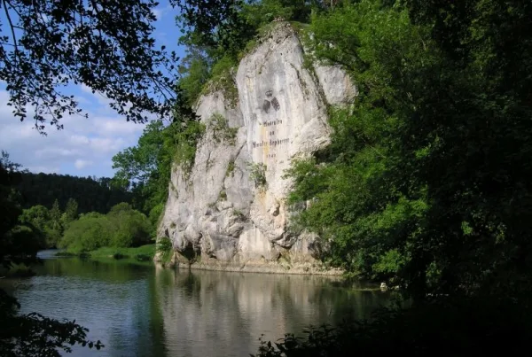 Bild mit Blick auf den Amalienfelsen, der sich in der Donau spiegelt