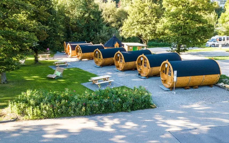 Bild von Camping Platz in Beuron mit sieben Schlaffässern und Bänken und Ruhebank