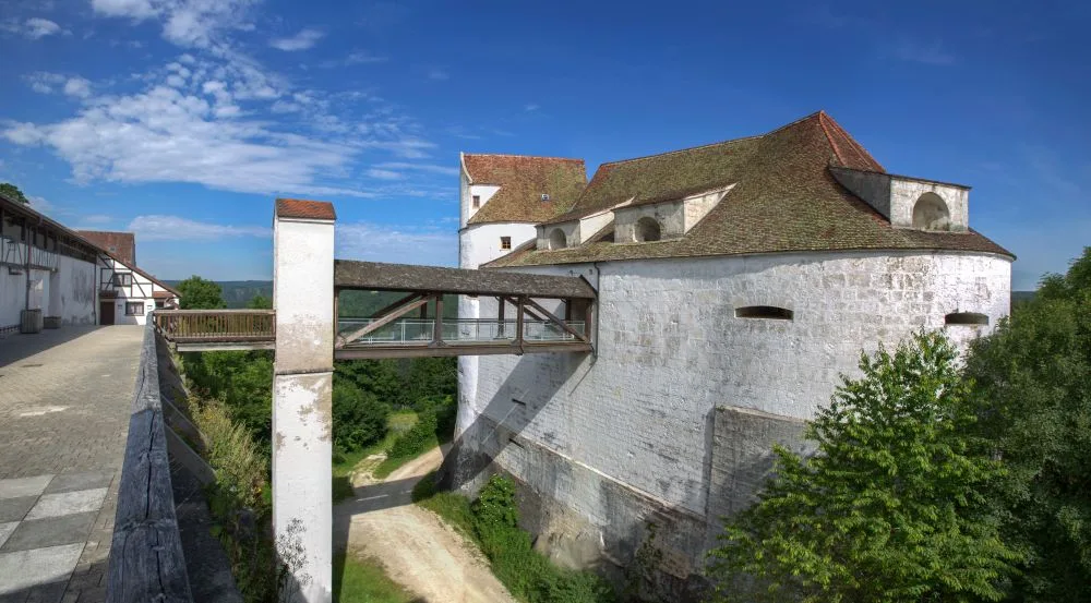 Bild mit Blick auf Brücke der Burg Wildenstein mit strahlend blauem Himmel und ganz wenigen Wolken
