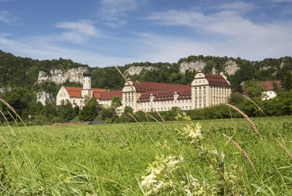 Bild mit Blick auf Kloster Beuron mit Felsen im Hintergrund