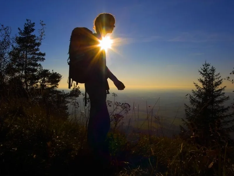 Bild von einem Wanderer bei Sonnenuntergang