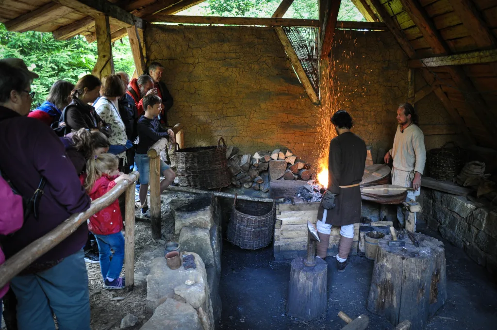 Vorführung vor Besuchergruppe in der mittelalterlichen Klosterbaustelle