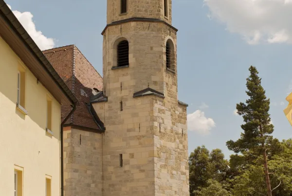 zwei Personen gehen auf Kirche zu