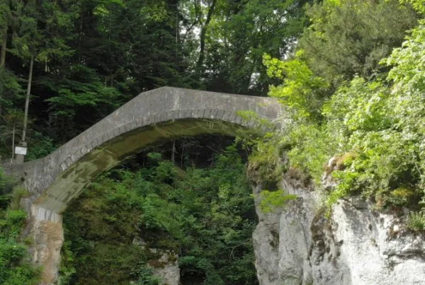 Bild von der Teufelsbrücke von unten fotografiert