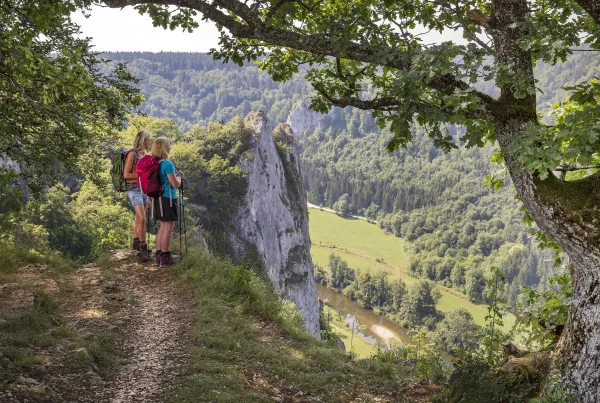 Wanderinnen auf dem Donauberglandweg an der Aussicht am Stiegelesfels bei Fridingen im Donaubergland