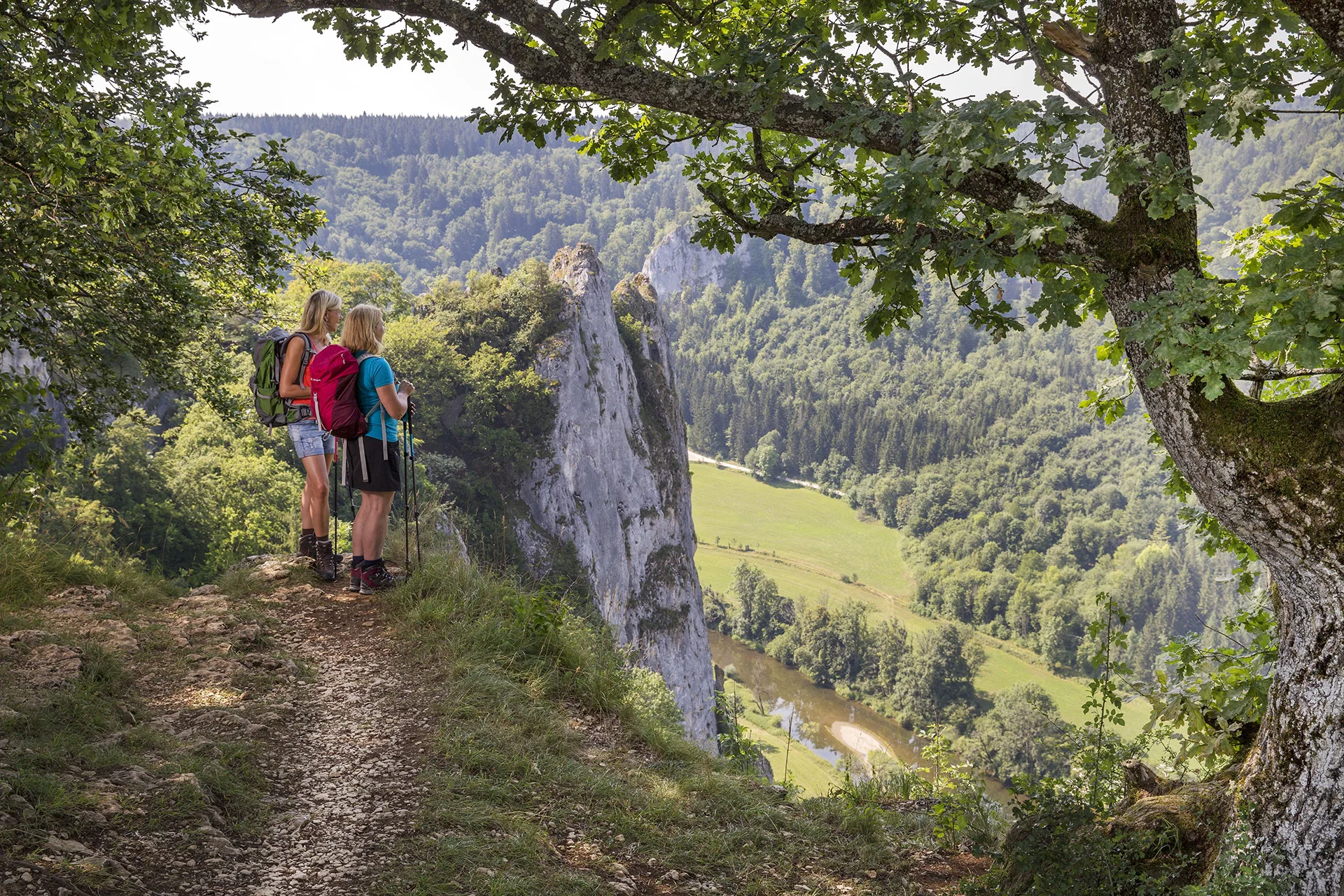 Wanderinnen auf dem Donauberglandweg an der Aussicht am Stiegelesfels bei Fridingen im Donaubergland