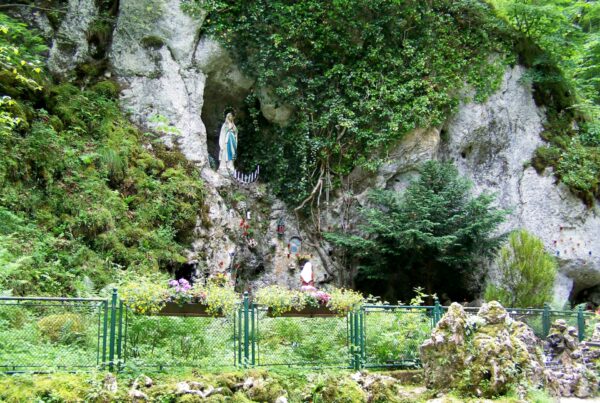 Felsgrotte mit Marienfigur