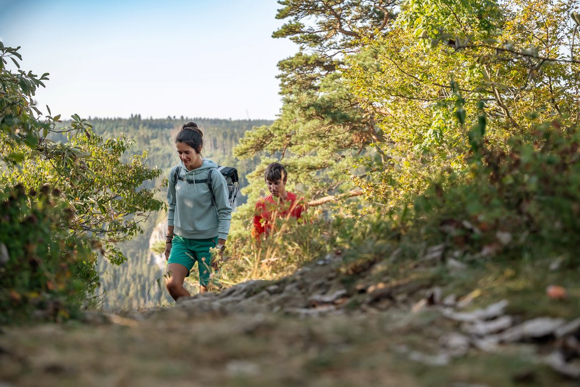 Zwei Wandernde auf dem Donauberglandweg im Oberen Donautal bei Fridingen