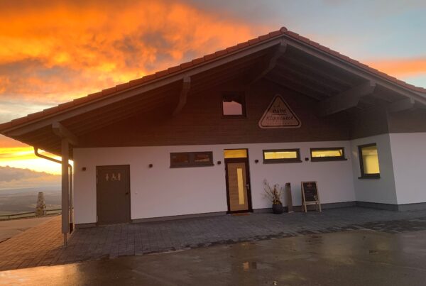 Neue Wanderhütte am Klippeneck am Eröffnungsabend am 25. März 2023 im Sonnenuntergang
