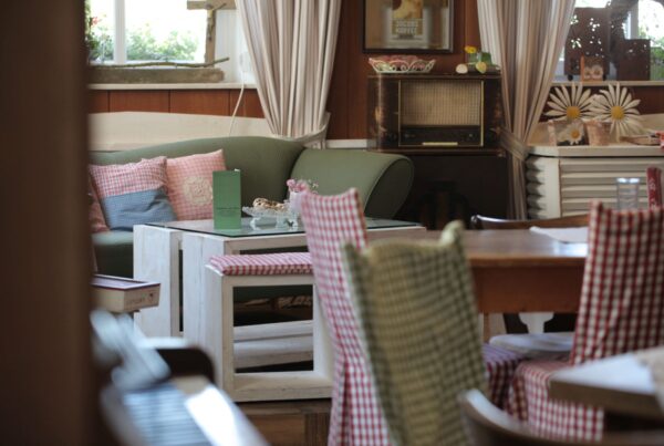 Einrichtung im Café mit Accessoirs