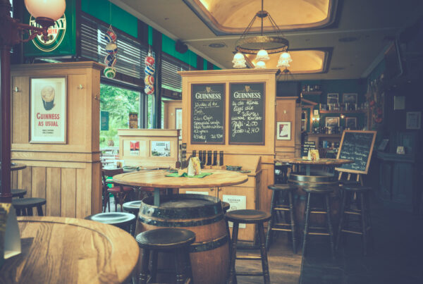 Gastraum im Irish Pub in Tuttlingen mit Hocker un Bartischen