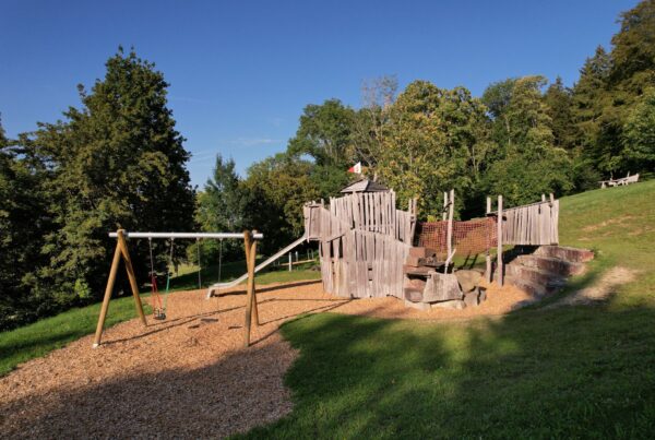 Spielgeräte im Außenbereich am Spileplatz Oberhohenberg