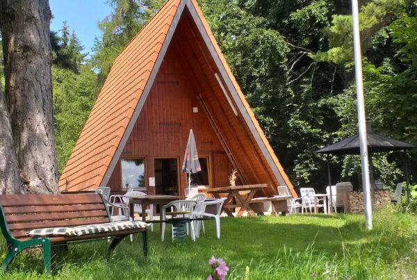 Überdachte Wanderhütte und Vesperhütte auf Waldlichtung mit Bewirtungsplatz vor der Hütte