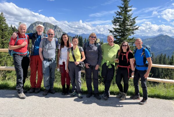 Gruppe Wanderinnen und Wanderer vor Aussicht im Gebirge, Alpen, Füssen, 9 Personen