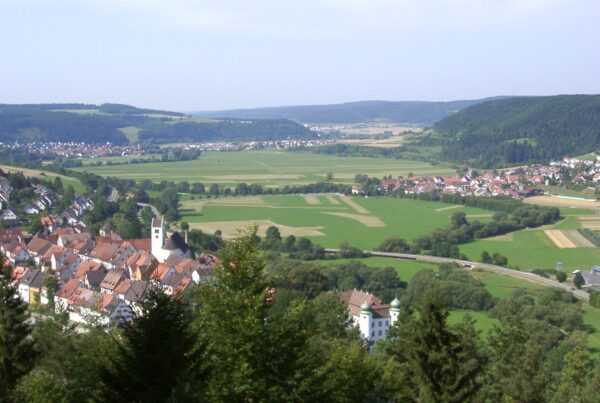 Blick von Aussichtspunkt auf Siedlungen im Donautal