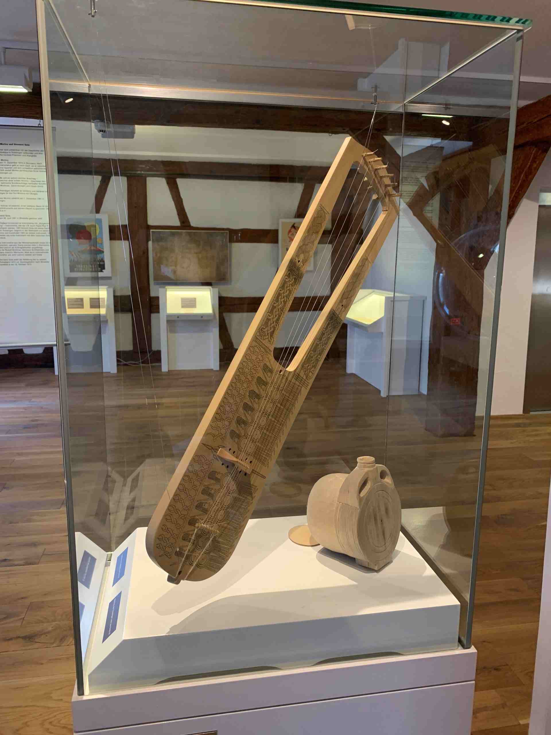 Historisches Musikinstrument in Vitrine im Museum