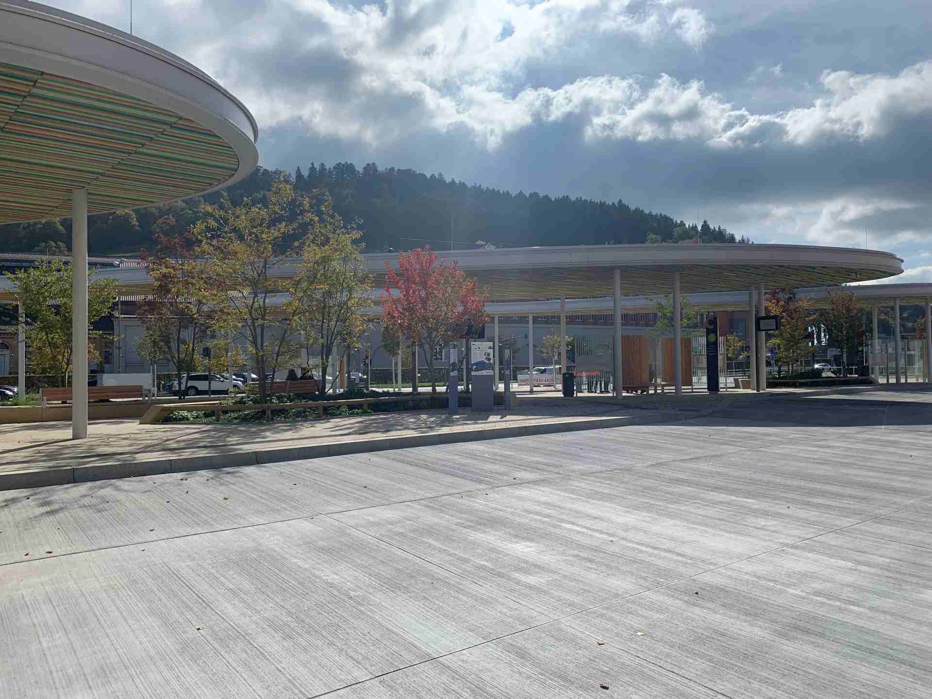 Bauwerk auf dem Bahnhofsvorplatz Tuttlingen